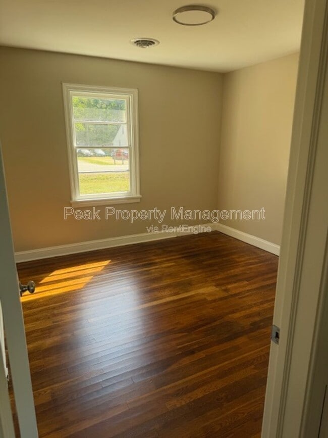Building Photo - 4815 Oakleys Ln