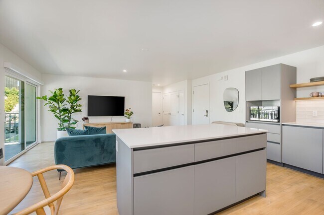 Building Photo - 1422 Tamarind Ave