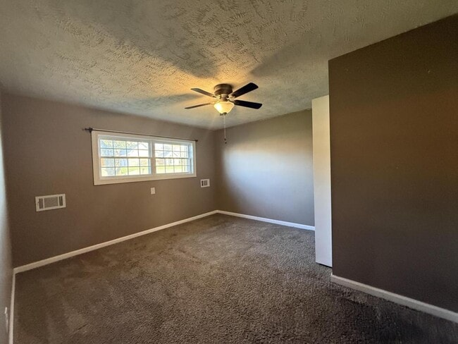 Building Photo - 1402 N Miles St