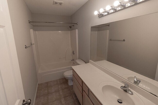 Building Photo - 1871 Field St