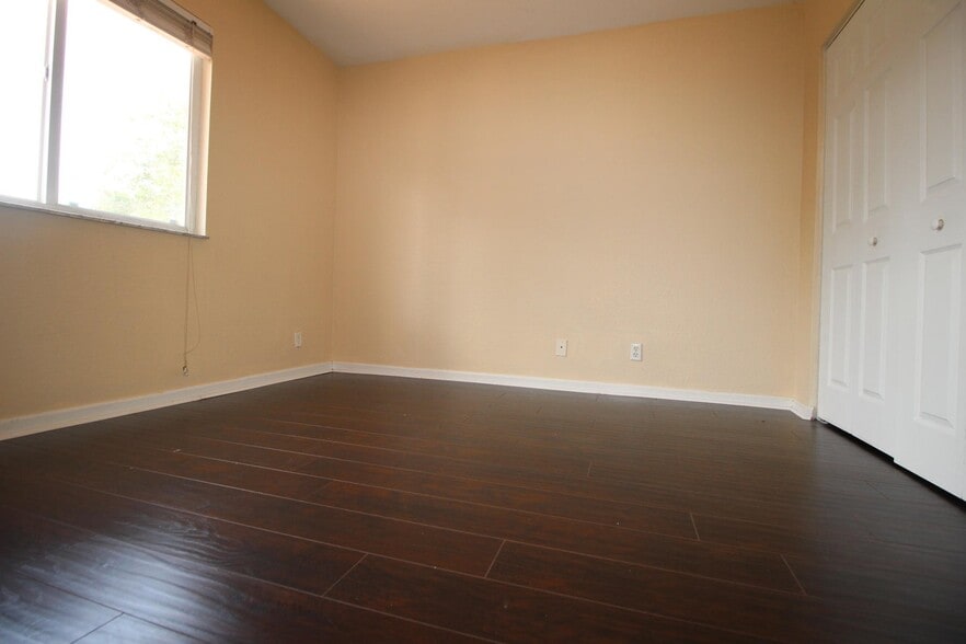 Building Photo - 6602 Sandy Bank Ter