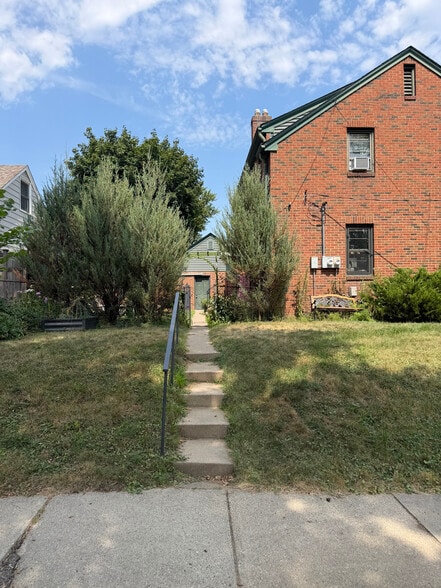 Building Photo - 447 Fairview Ave S