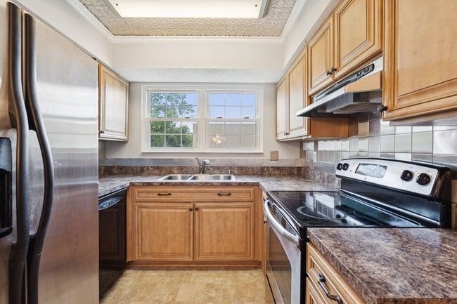 Building Photo - Set in the charming Hunters Square communi...