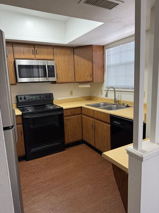 Building Photo - Great Condo