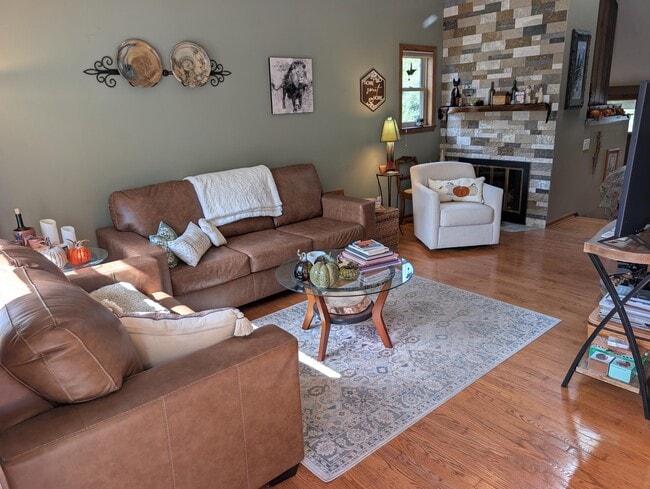 Building Photo - 607 Tamarack Dr W