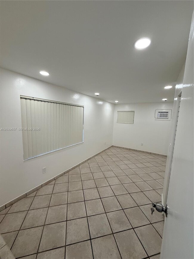 Building Photo - 561 W 39th St