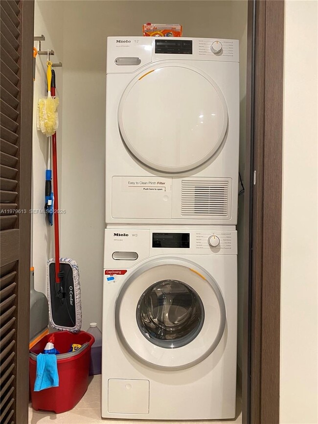 Building Photo - 1000 Brickell Plaza