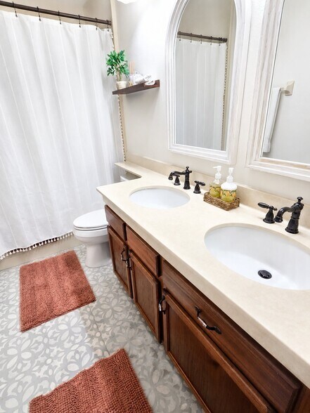 Building Photo - 2104 Heritage Crest Dr