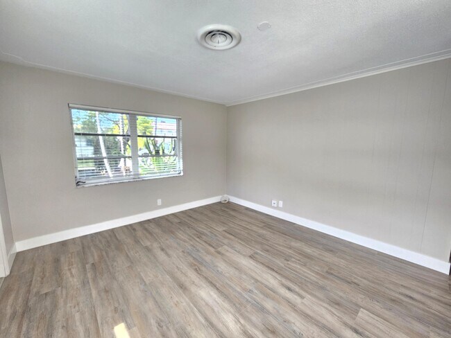 Building Photo - 2110 NE 41st St