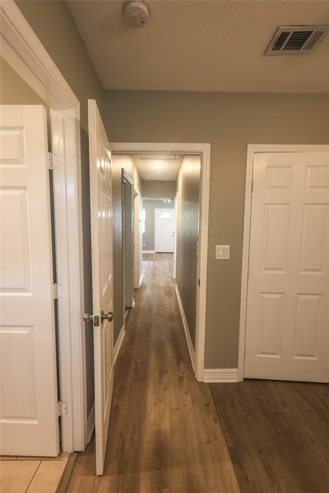 Building Photo - 23091 S Wildwood Dr