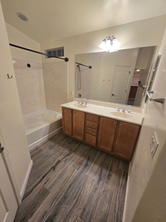 Building Photo - Beautiful 3 bedroom, 2 bath Home available