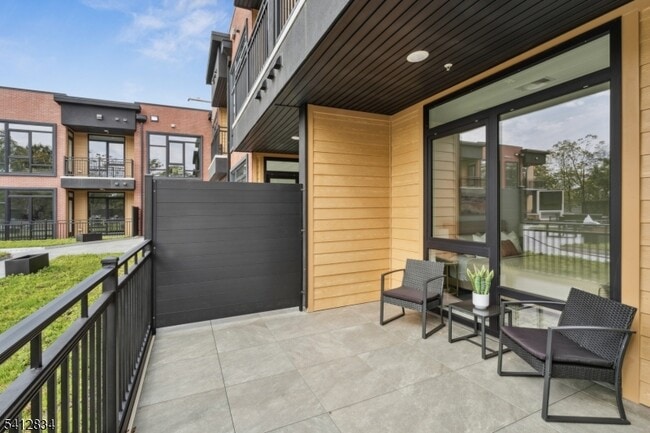 Building Photo - 140 W Webster Ave