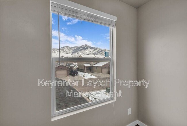 Building Photo - 2415 Wellington Dr