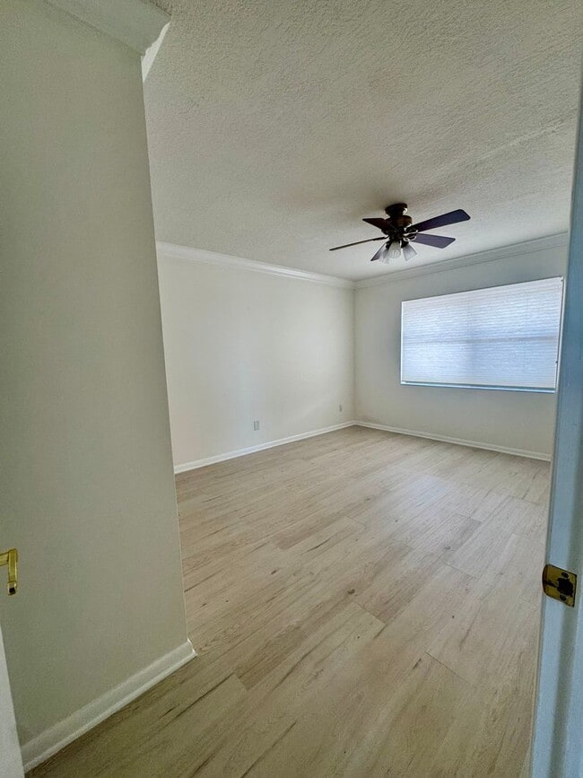 Building Photo - Live the ultimate beachside lifestyle!