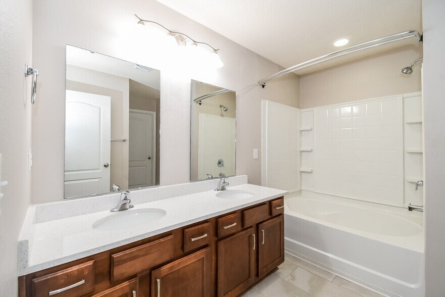 Building Photo - 2035 Pebble Point Dr