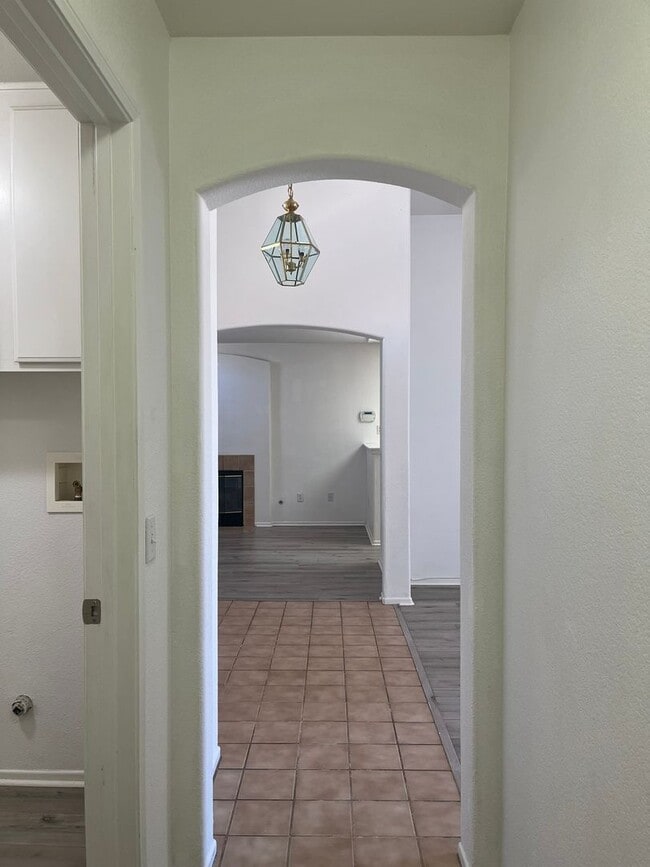 Building Photo - 3 bedroom 2 bathroom Home available in Vic...
