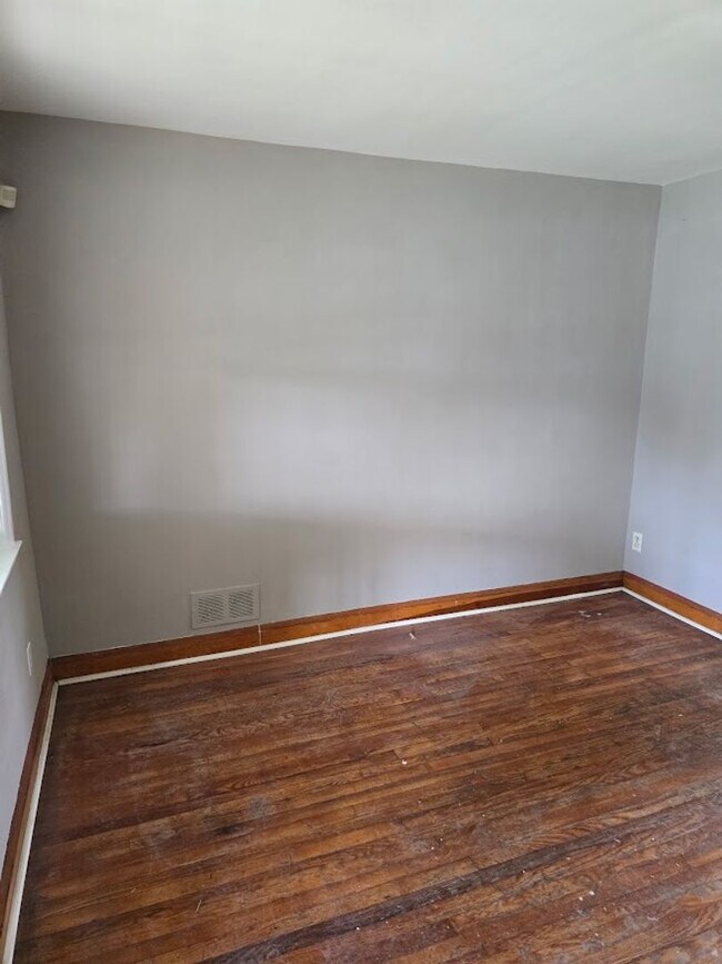 Building Photo - The Perfect 2 Bed / 1 Bath Townhouse 5 min...