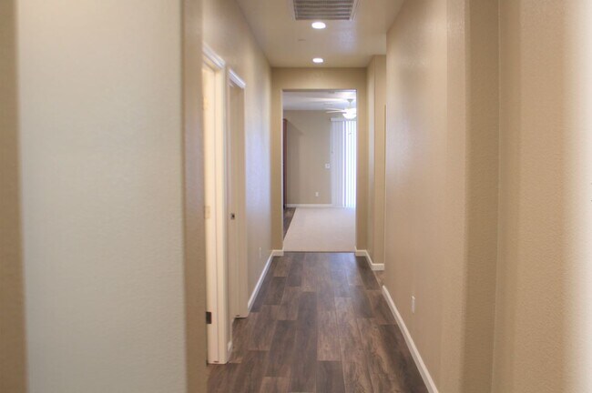 Building Photo - 717 Suzanne Dr