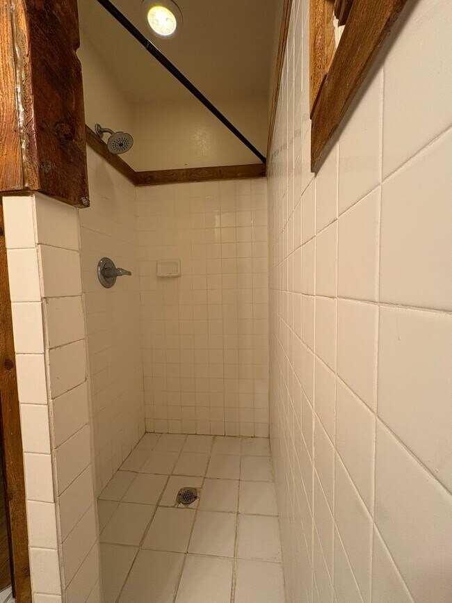 Building Photo - Cozy 2 Bedroom Retreat Available SOON!