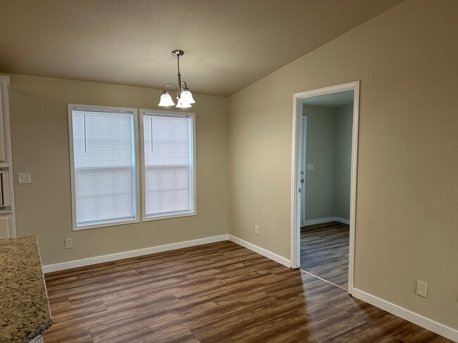 Building Photo - Beautiful 3 Bedroom 2 Bath Home Available Now