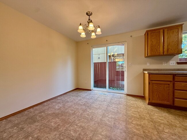 Building Photo - Spacious Duplex in Brentwood-Darlington Ne...