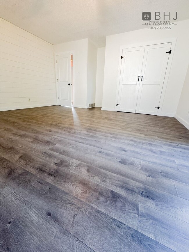 Building Photo - DOG FRIENDLY, 3 BED/ 1.5 BATH SINGLE FAMIL...