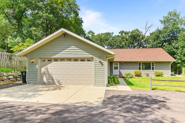 Building Photo - N7439 Mariner Hills Cir