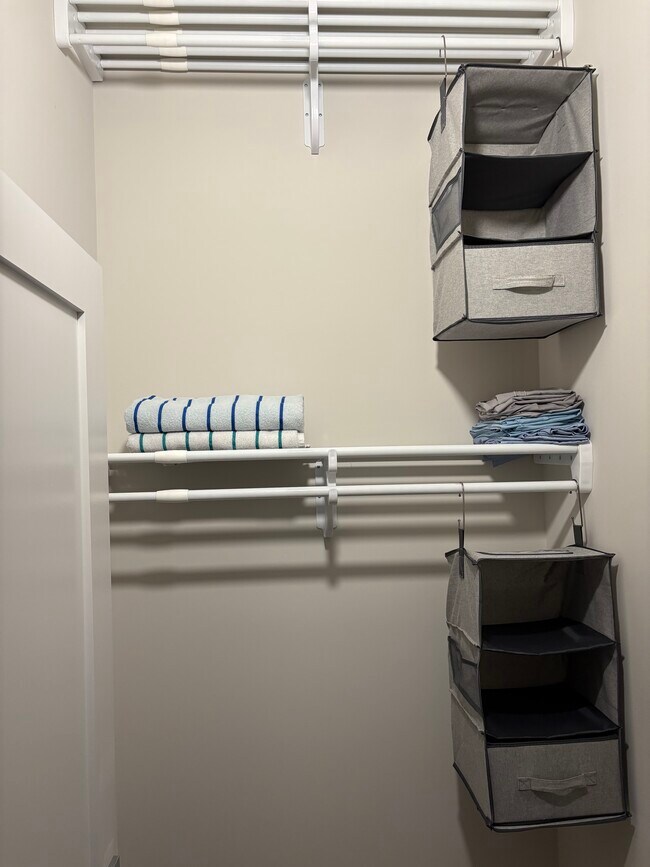 Building Photo - 2556 University Pl NW