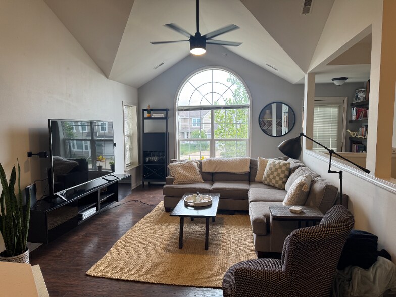 Primary Photo - 631 Worthington Dr