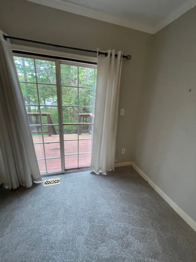 Building Photo - Large 2 Bedroom, 2.5 Bath Townhouse - Autu...