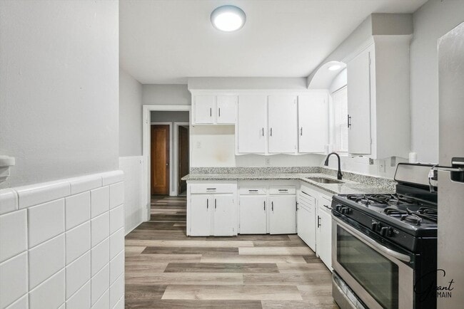 Building Photo - 3 bedroom bungalow $1500
