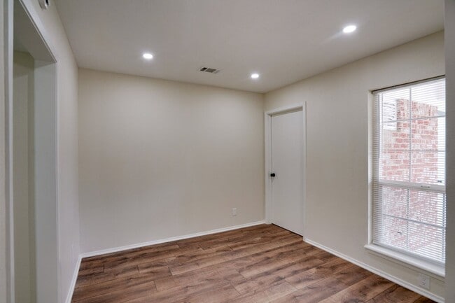 Building Photo - 2103 Pompton Dr