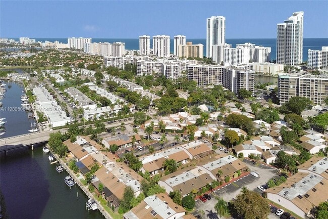 Building Photo - 2619 Parkview Dr S