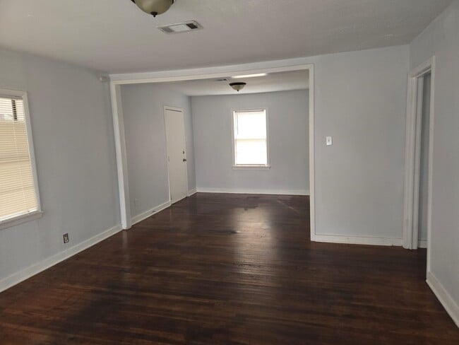 Building Photo - 927 Spring Ave