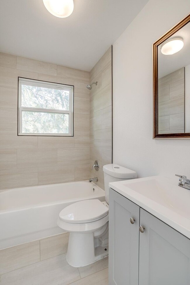 Building Photo - Remodeled 3 Bed, 1 Bath Home in Morningsid...