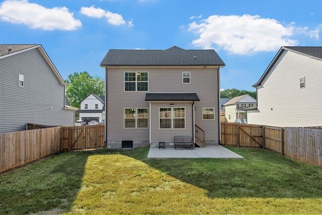 Building Photo - Like New Home Minutes from Fort Campbell!