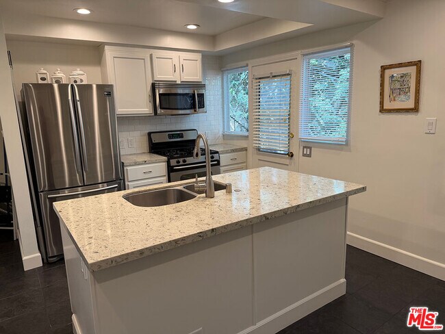 Building Photo - 8727 Shoreham Dr