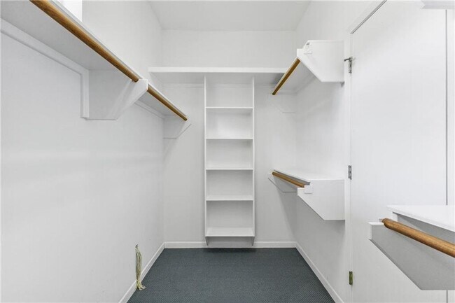 Building Photo - Spacious 4 bedroom 2 bath home with pool in Emerald Forest