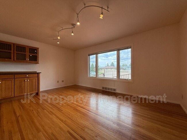 Building Photo - 806 Forest Ave