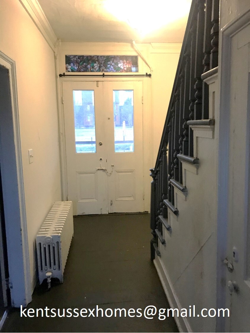 Two story unit, private/separate entrance - 502 NW Front St