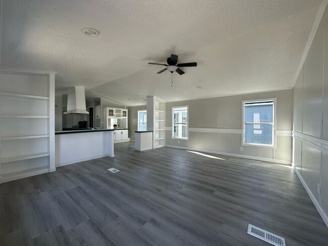 Building Photo - 1100 Rd 5894