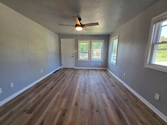 Building Photo - 840 S Maple Ave