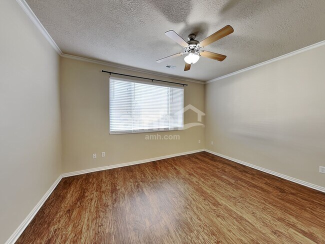 Building Photo - 738 Skipton Dr W