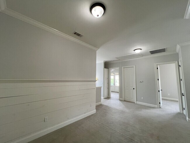 Building Photo - Stunning 4 bedroom, 3 bathroom 2 story hom...