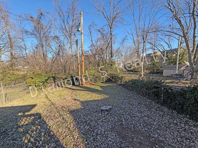 Building Photo - 2335 W Farm Rd 164