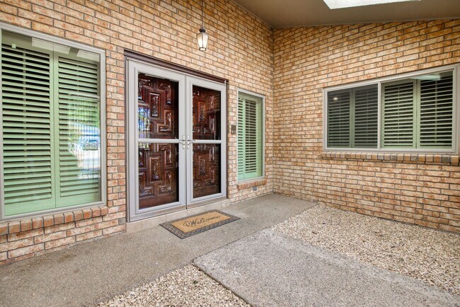 Building Photo - Stunning eastside rental in highly desirable area!