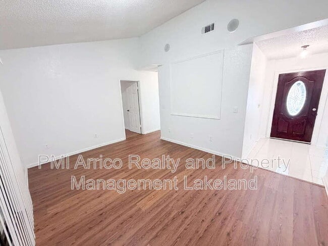Building Photo - 222 Lakeview Dr