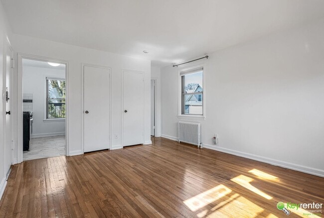 Building Photo - Renovated Studio with easy access to NYC