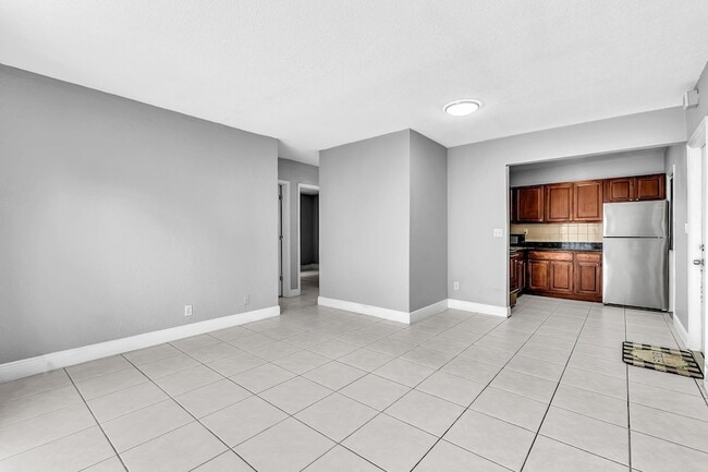 Building Photo - 626 SW 14th Ave
