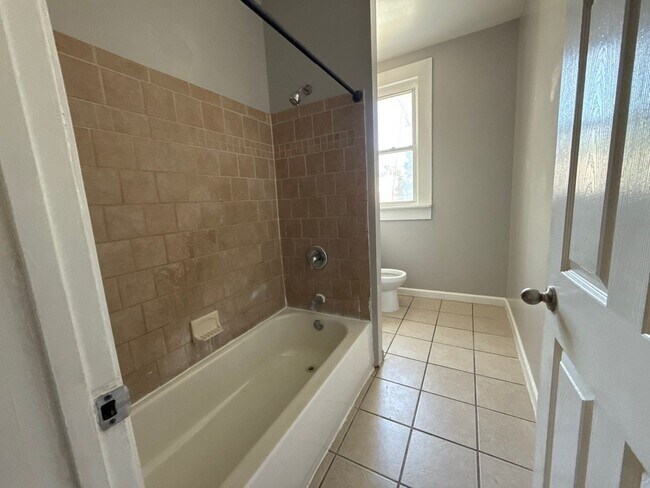 Building Photo - Three Bedroom Home In Baltimore With Park View